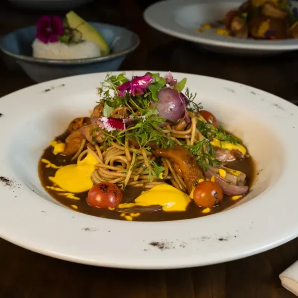 Tallarín Saltado de Pollo o Res