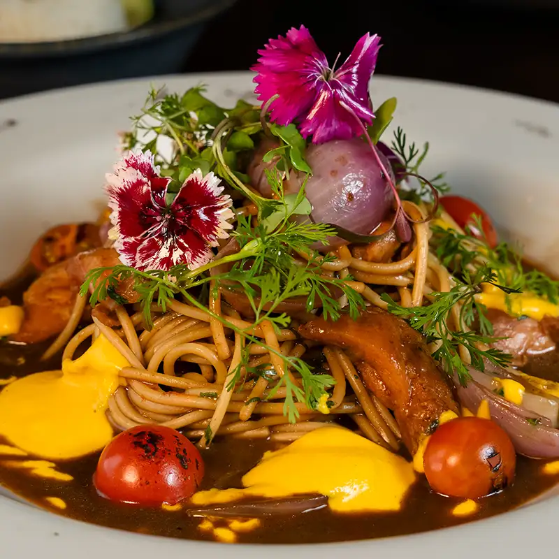 Tallarín Saltado de Pollo o Res - Imagen 2